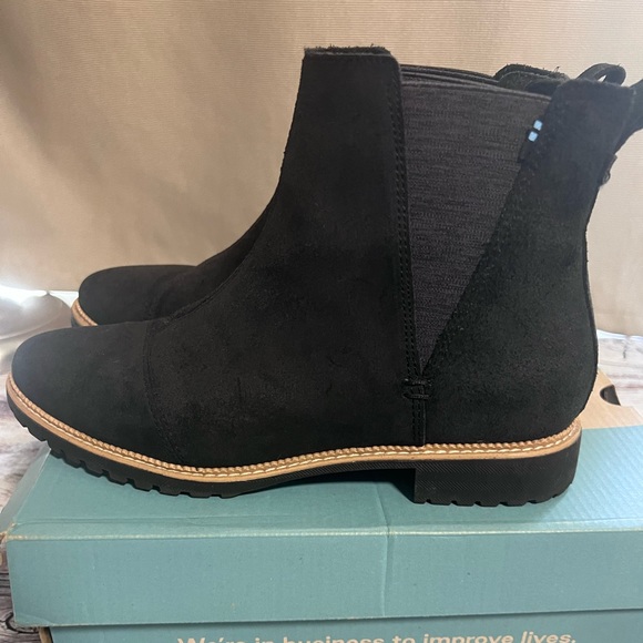 TOMS Cleo Water Resistant Black Distressed Leather Chelsea Bootie - Picture 4 of 6